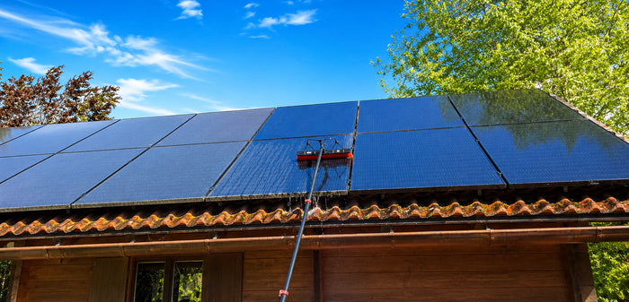 Photovoltaik selbst reinigen bei Holzhaus